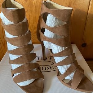 Steve Madden cut out camel heels